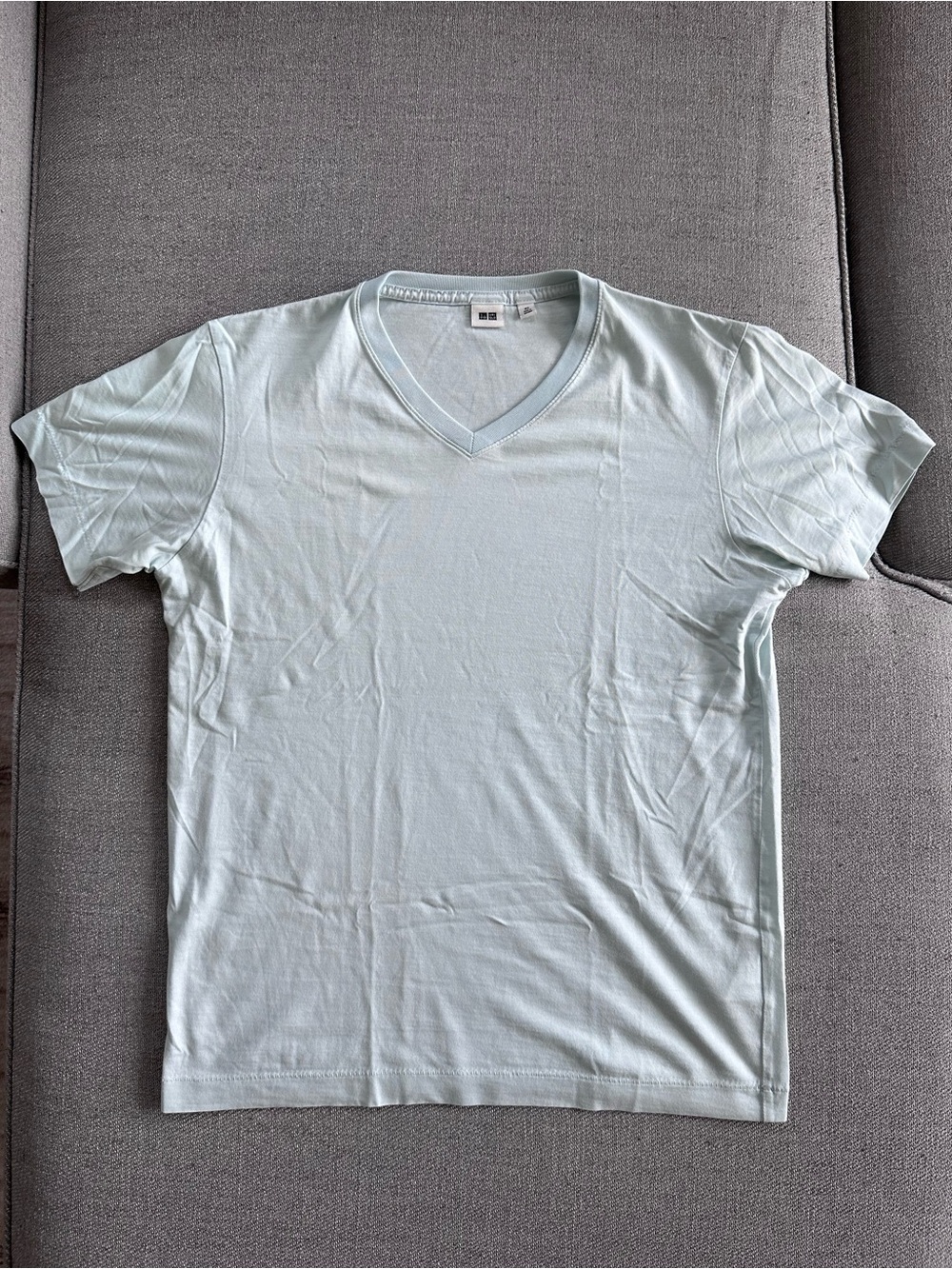Uniqlo Men's Short Sleeve V-Neck Tee in Light Baby Blue XS
